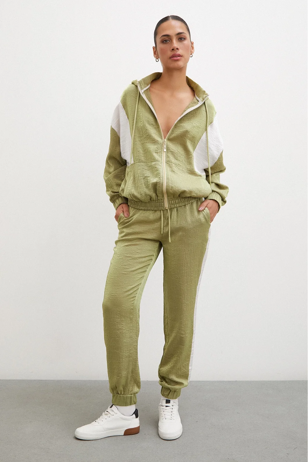 Gestreifte Jogger-Hose in Khaki