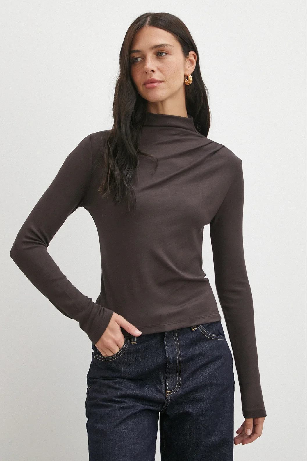 Omzu Pileli Boğazlı Bluz Kahve