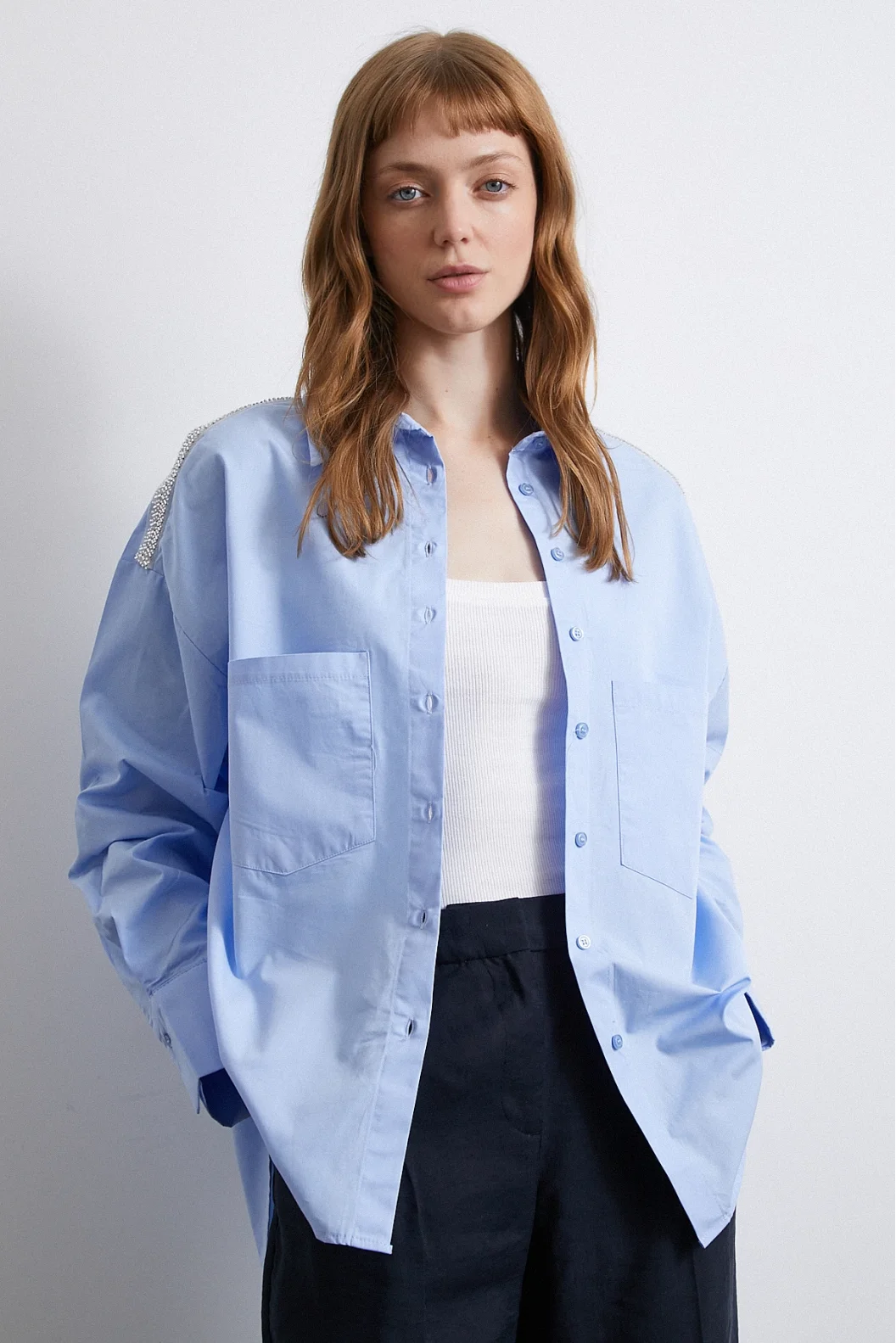 Bluse mit übergroßem Design und Perlenverzierung auf der Schulter in Blau