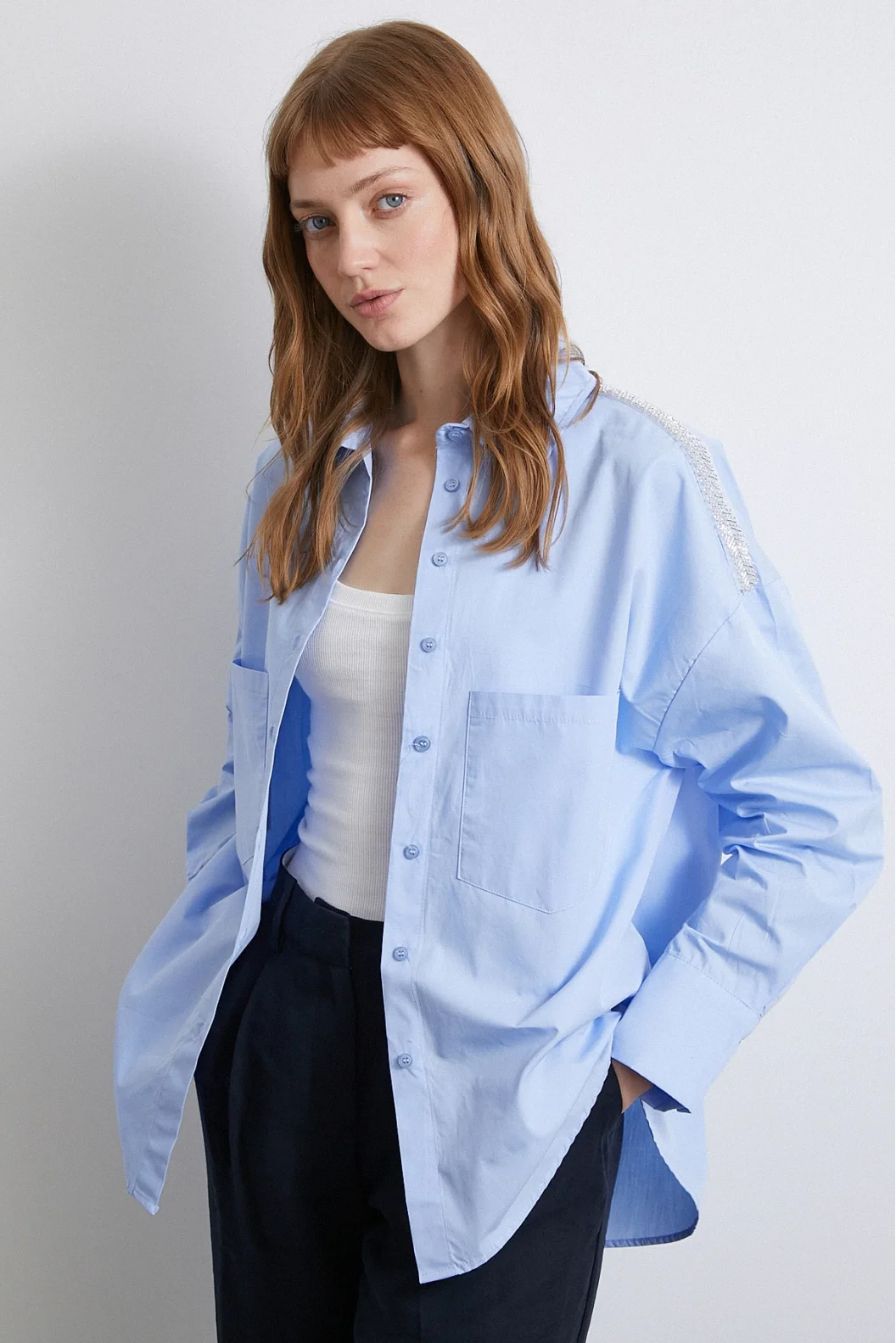 Bluse mit übergroßem Design und Perlenverzierung auf der Schulter in Blau