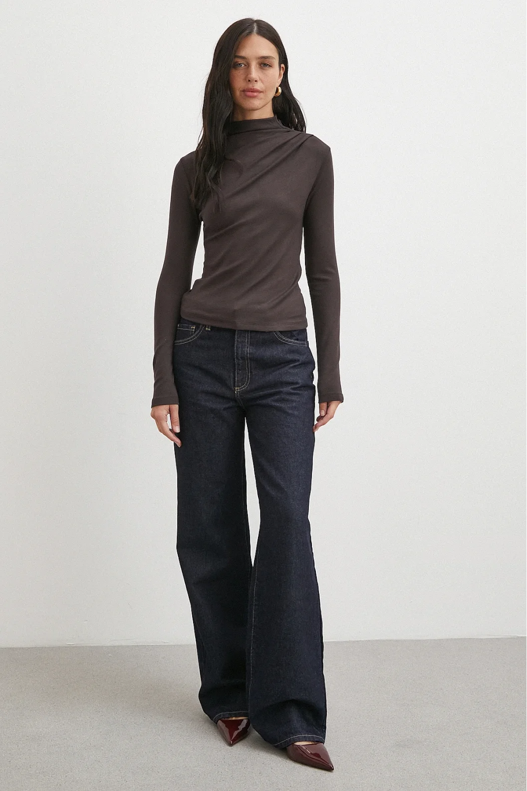 Omzu Pileli Boğazlı Bluz Kahve