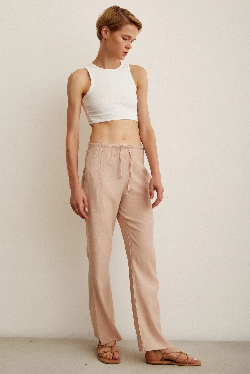 Hoch taillierte Hose mit elastischem Bund in Puderfarbe