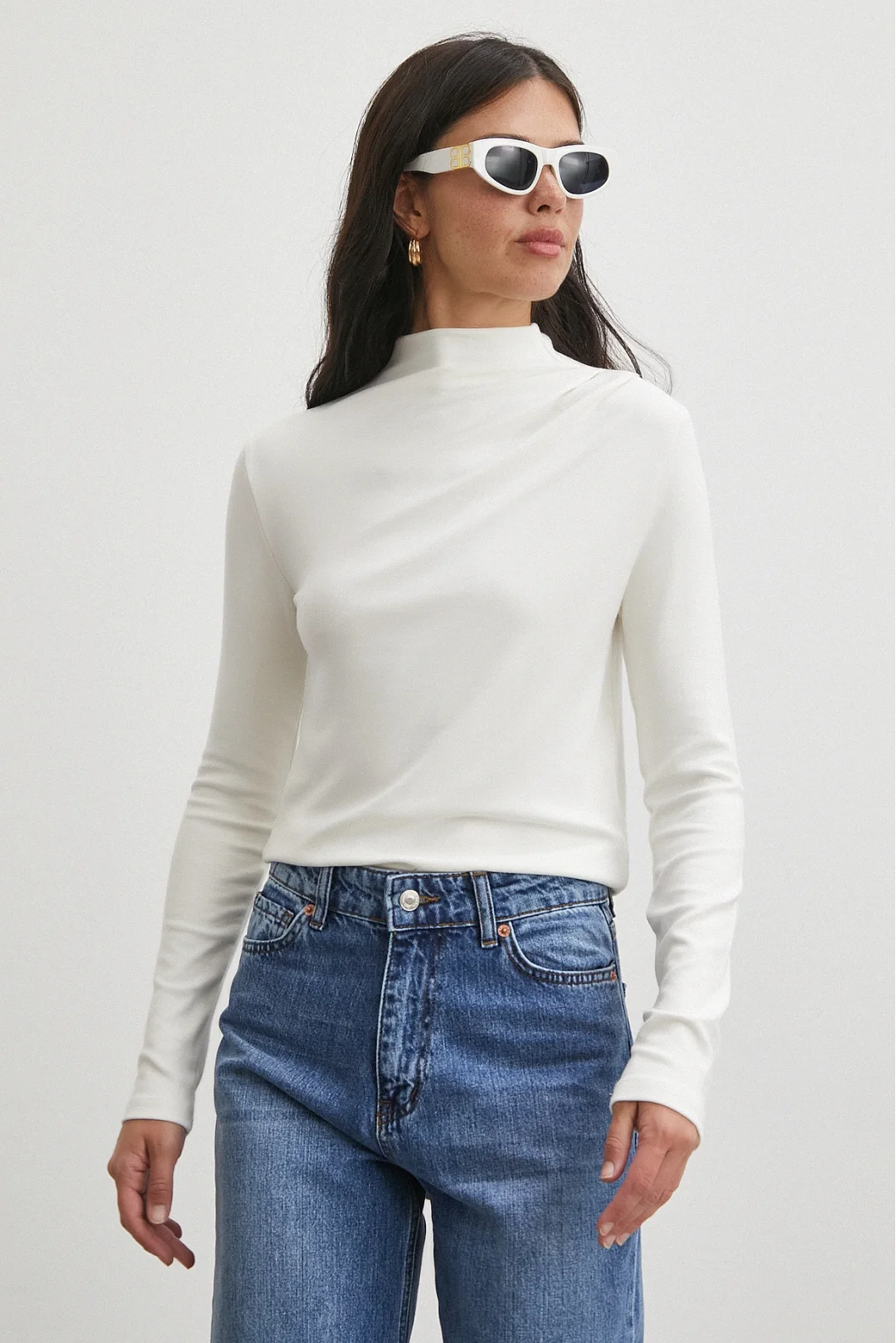 Omzu Pileli Boğazlı Bluz Beyaz