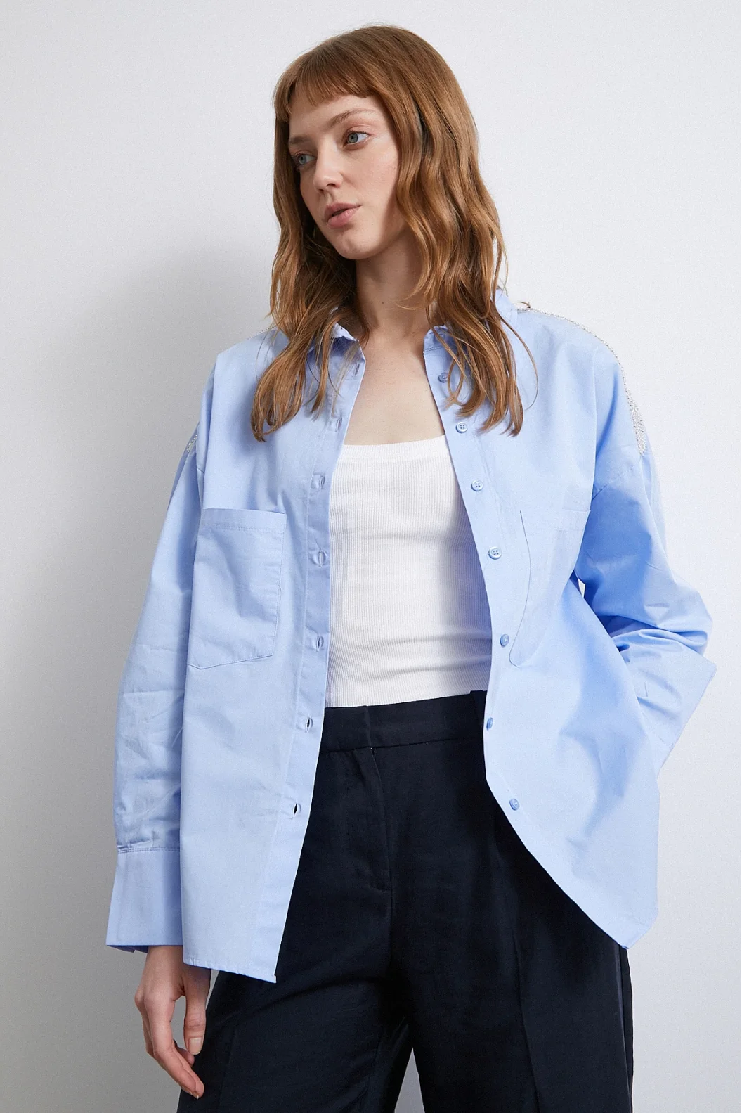 Bluse mit übergroßem Design und Perlenverzierung auf der Schulter in Blau