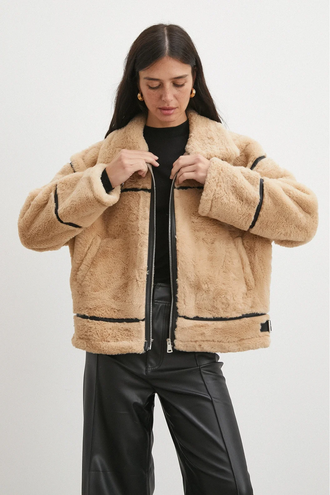 Ters Detay Peluş Lamine Mont Bej