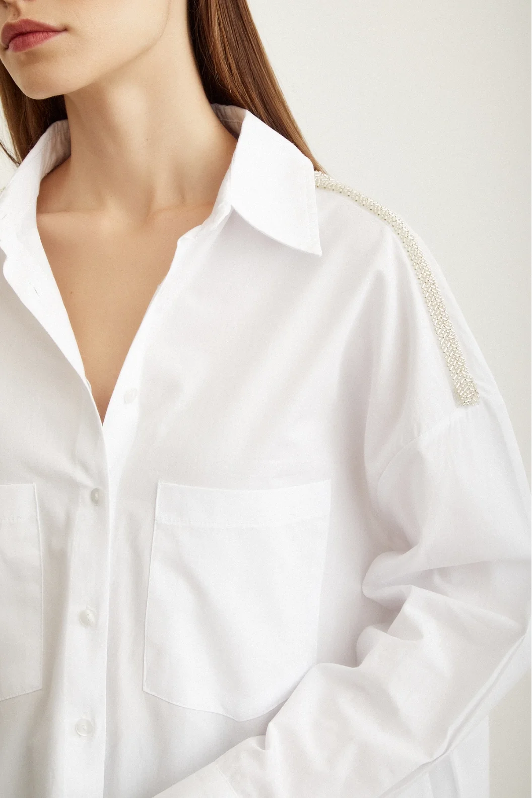 Schlichtes Oversize-Shirt mit Perlen-Detail auf der Schulter in Weiß