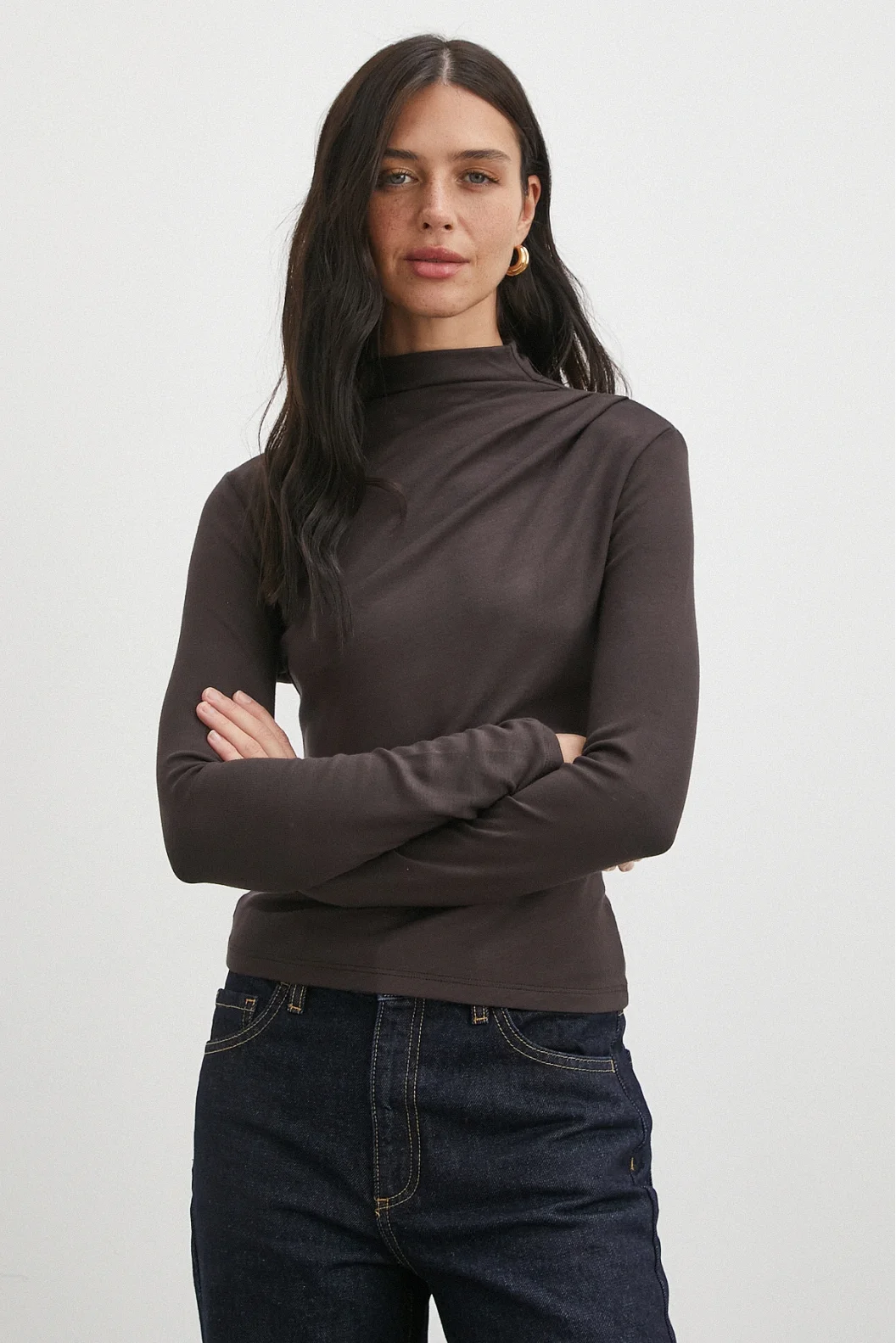 Omzu Pileli Boğazlı Bluz Kahve