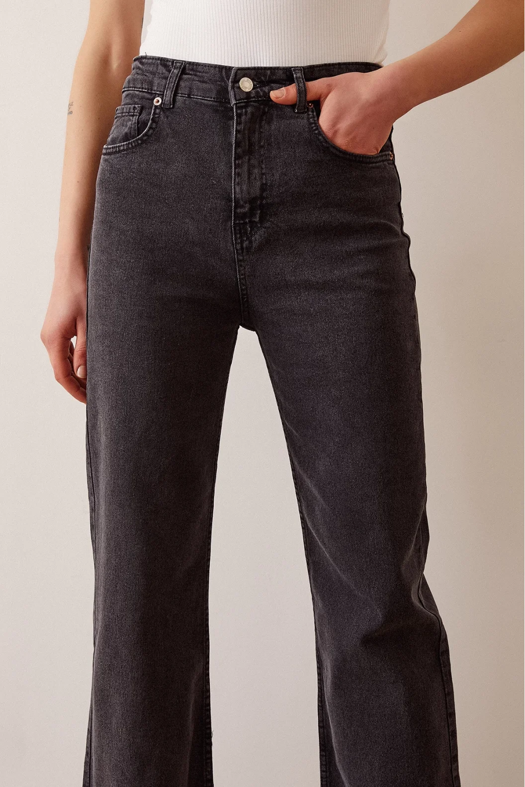 Schmale High-Waist-Jeans mit abgeschnittenem Saum Schwarz
