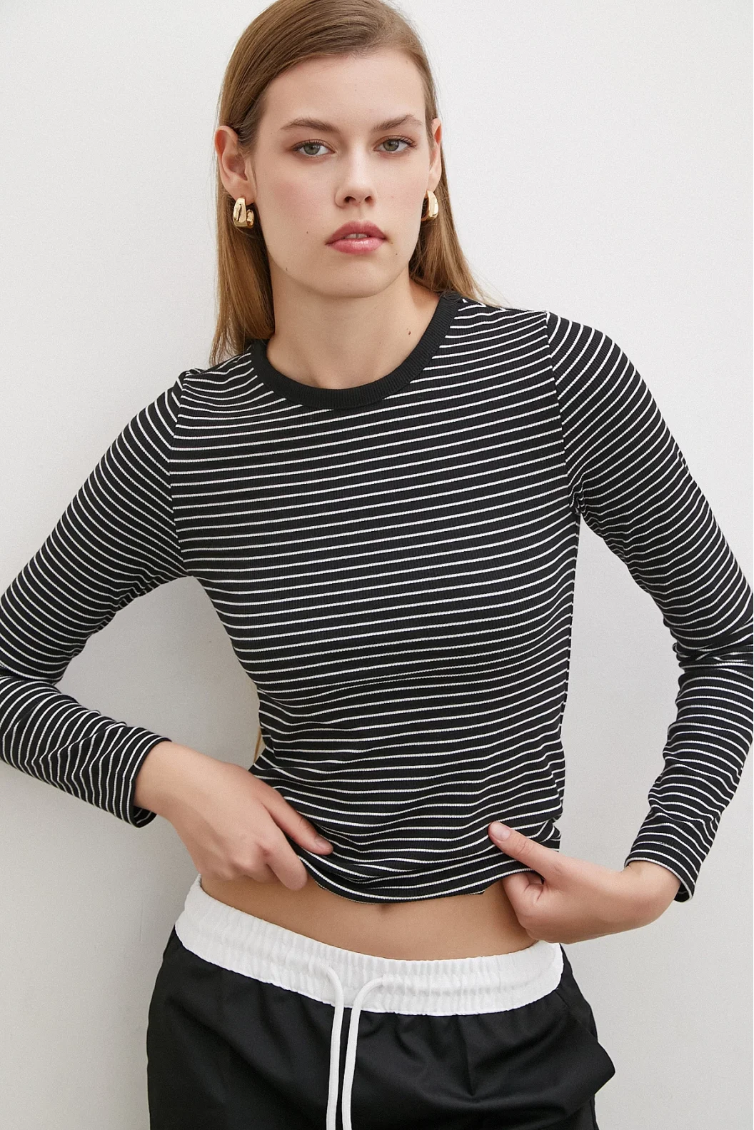 Gestreiftes Blusenshirt mit Fahrradkragen in Schwarz