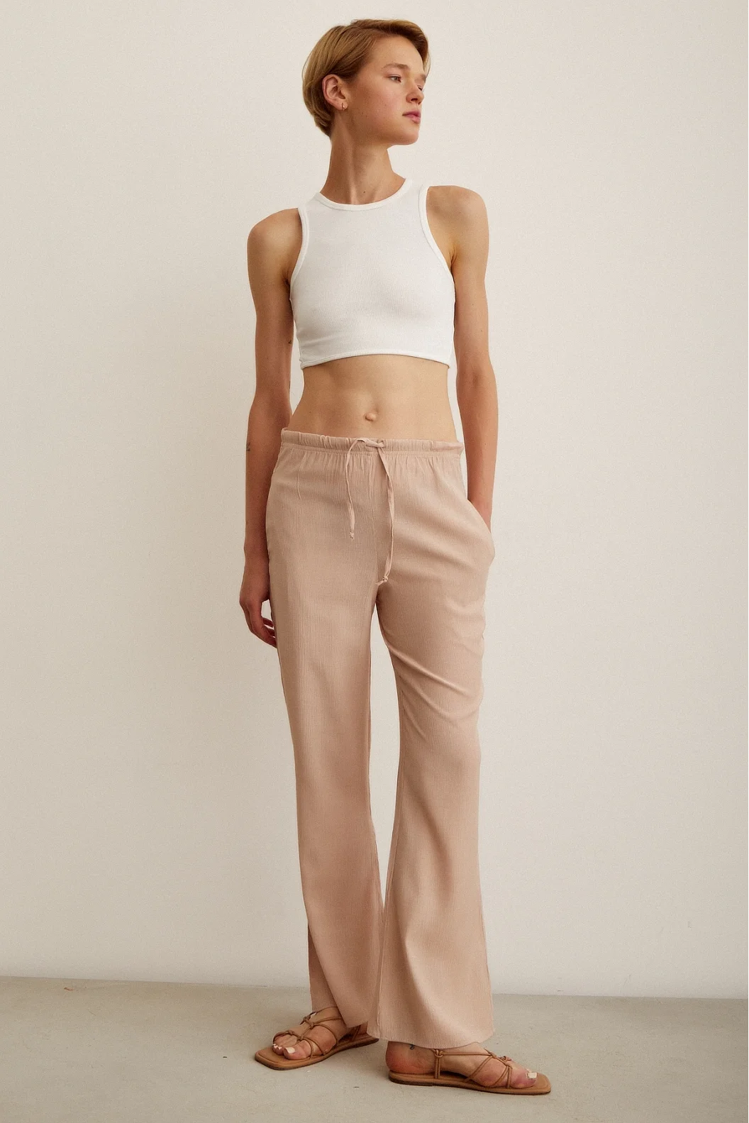 Hoch taillierte Hose mit elastischem Bund in Puderfarbe