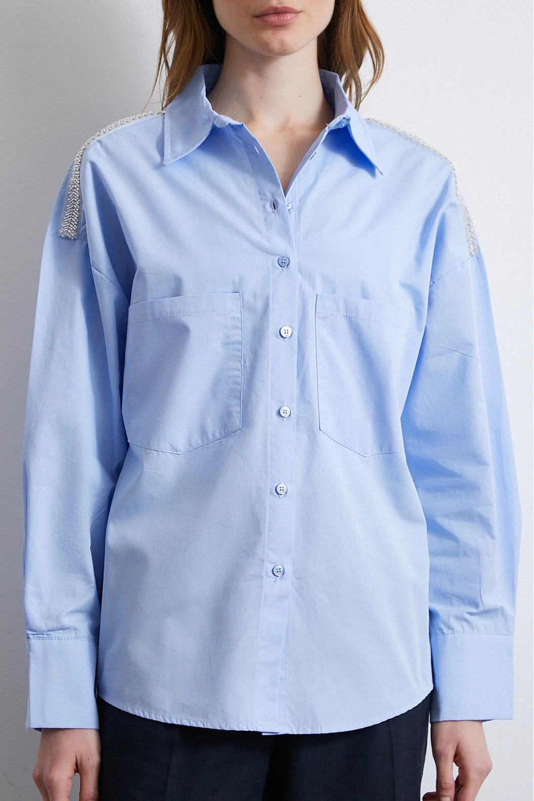 Bluse mit übergroßem Design und Perlenverzierung auf der Schulter in Blau