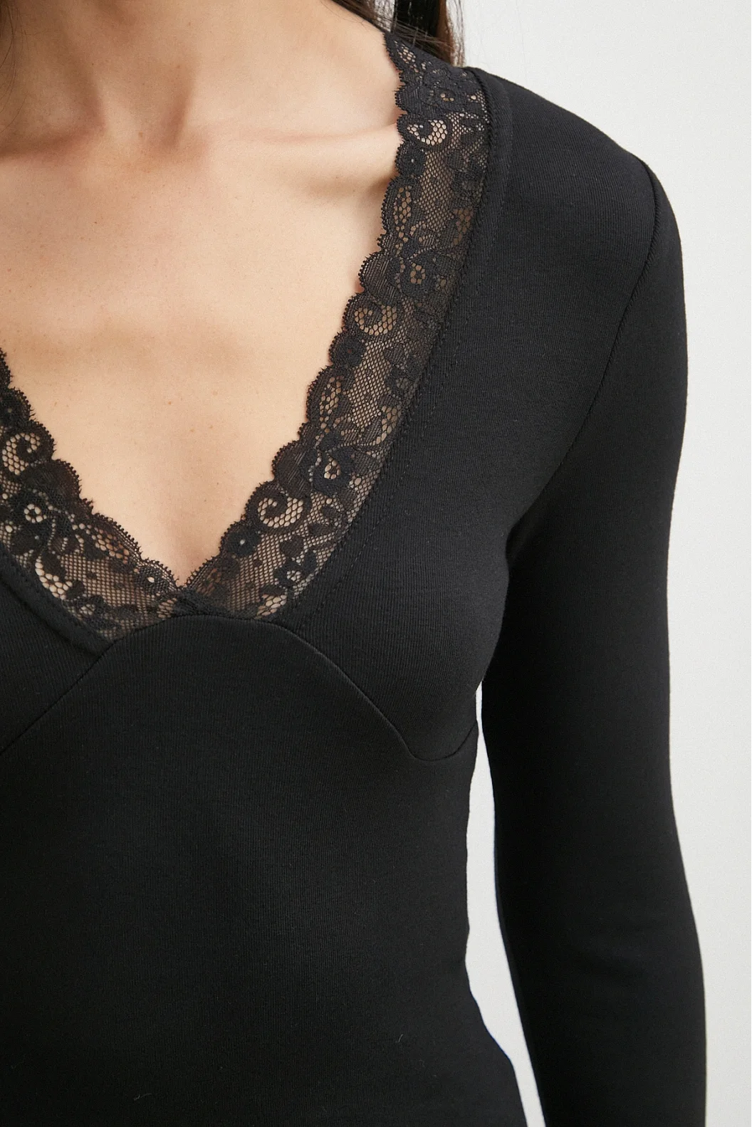 Yakası Dantelli Bluz Siyah