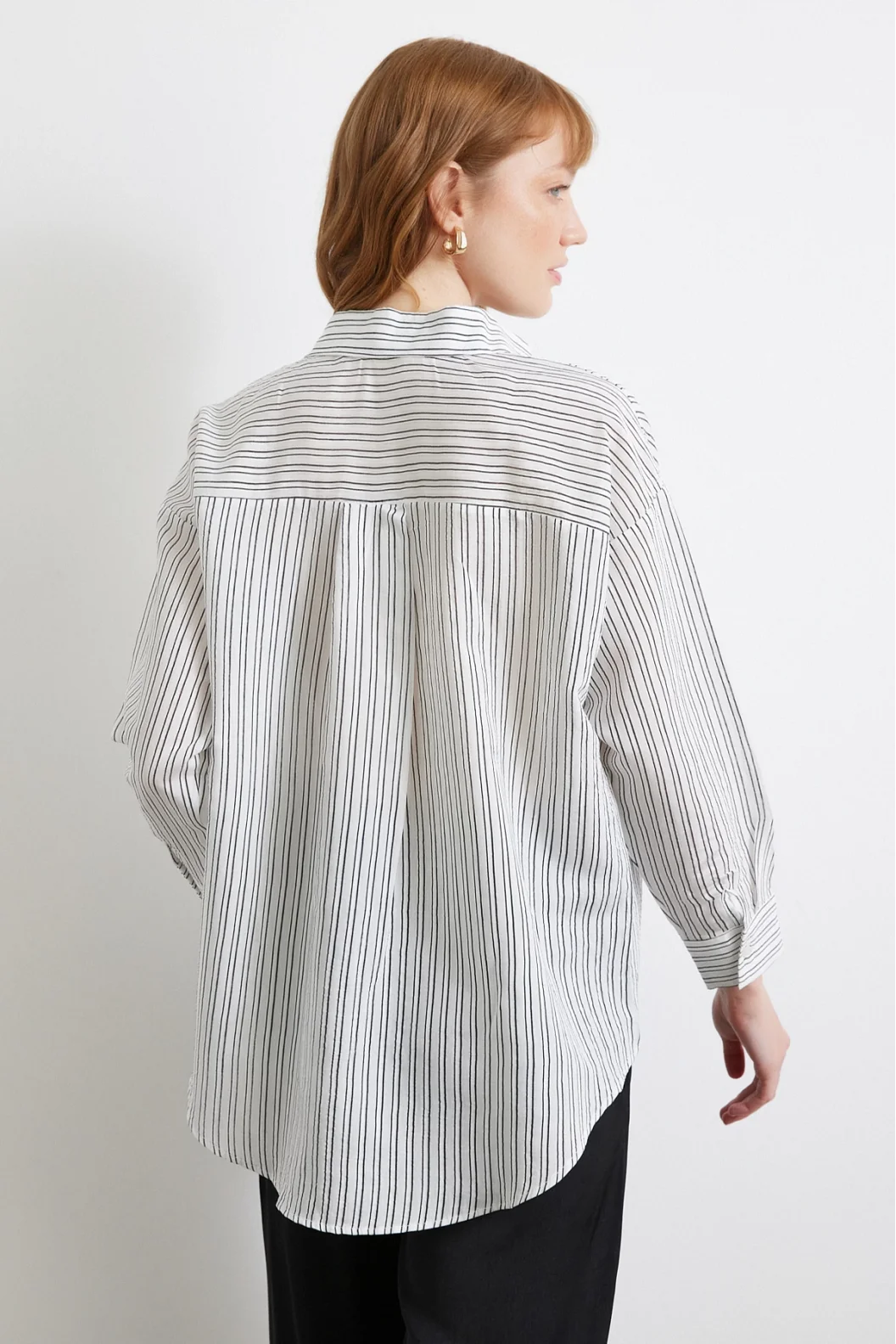 Geschmücktes T-Shirt mit symmetrischen Linien Schwarz