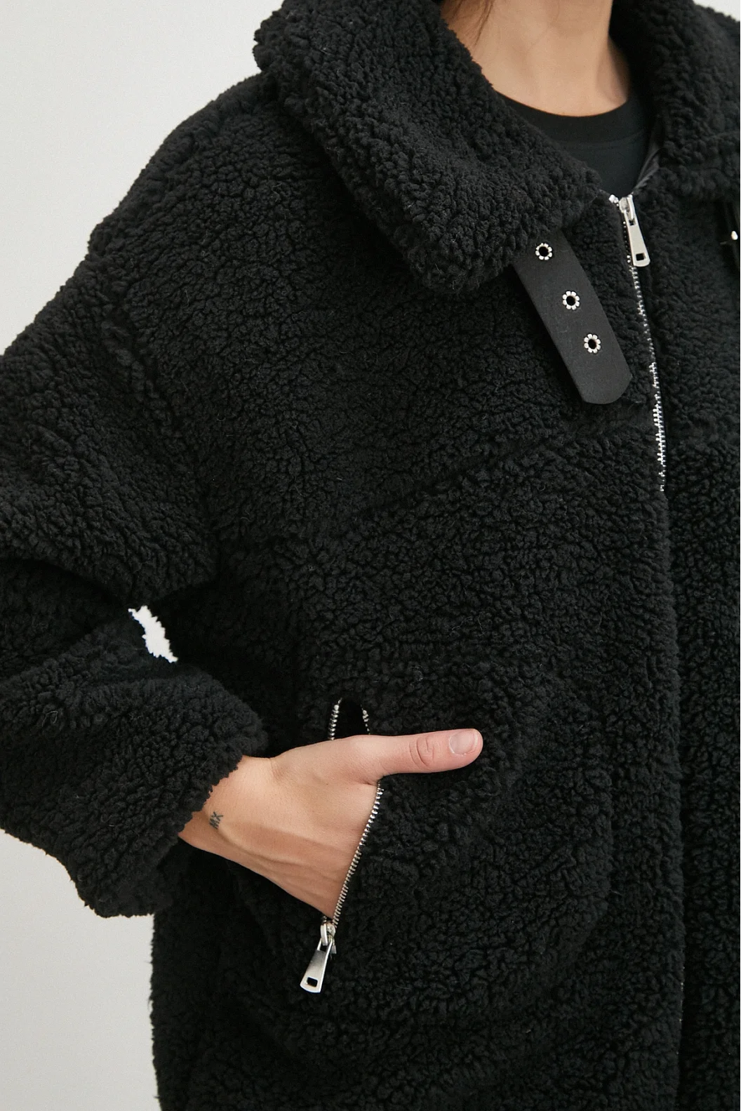 Yaka Detaylı Peluş Mont Siyah