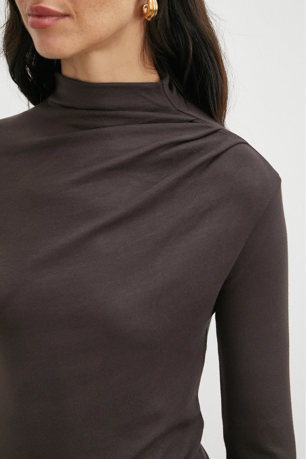 Omzu Pileli Boğazlı Bluz Kahve