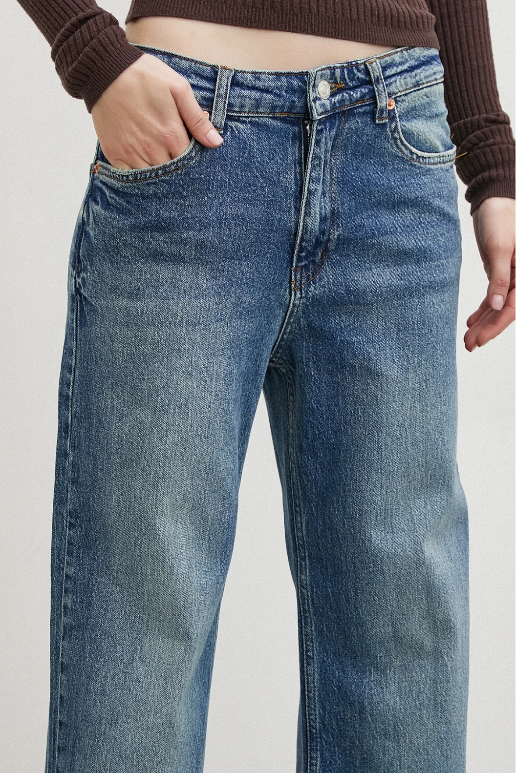 Hohe Taille Röhrenjeans mit fünf Taschen in Marineblau