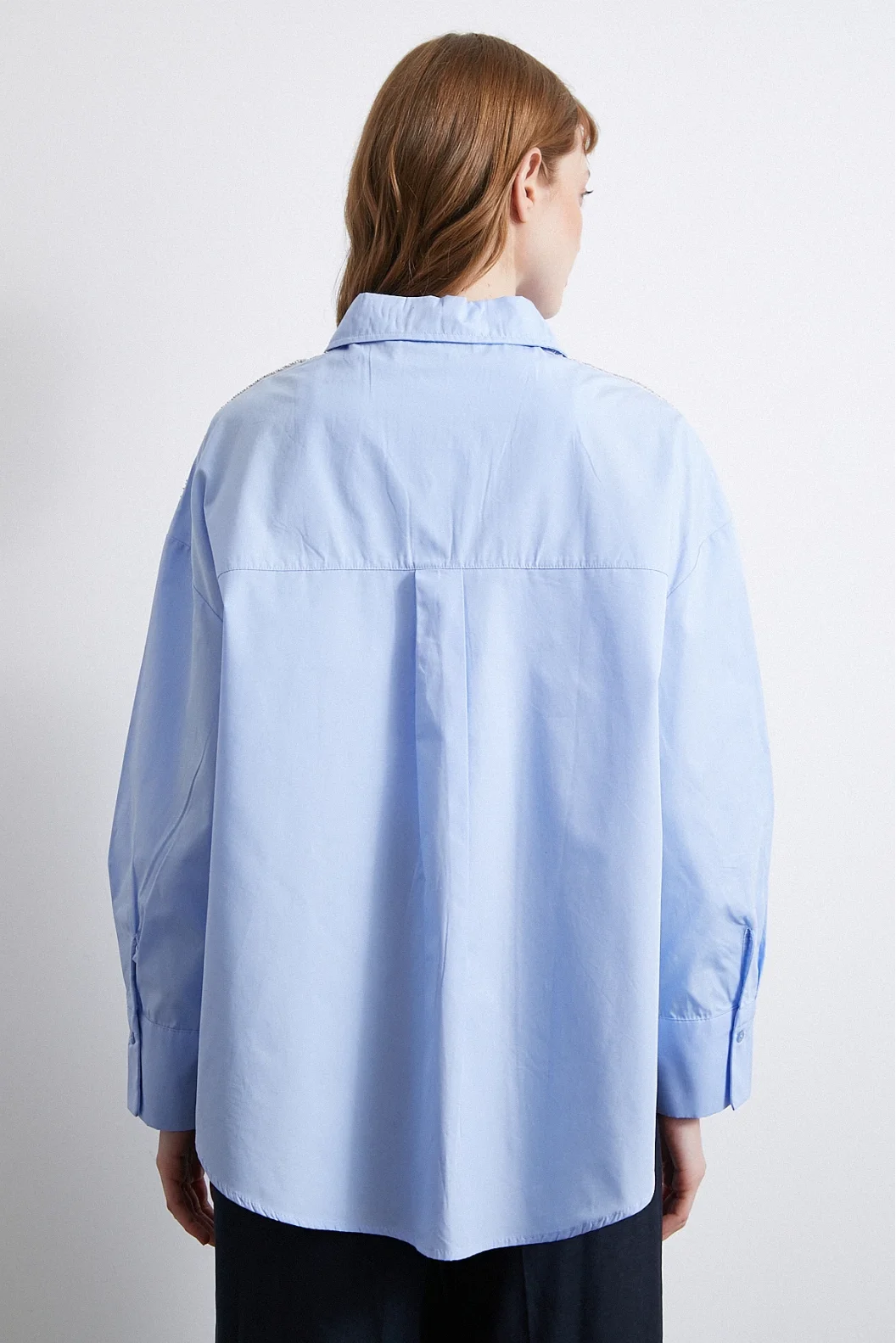 Bluse mit übergroßem Design und Perlenverzierung auf der Schulter in Blau