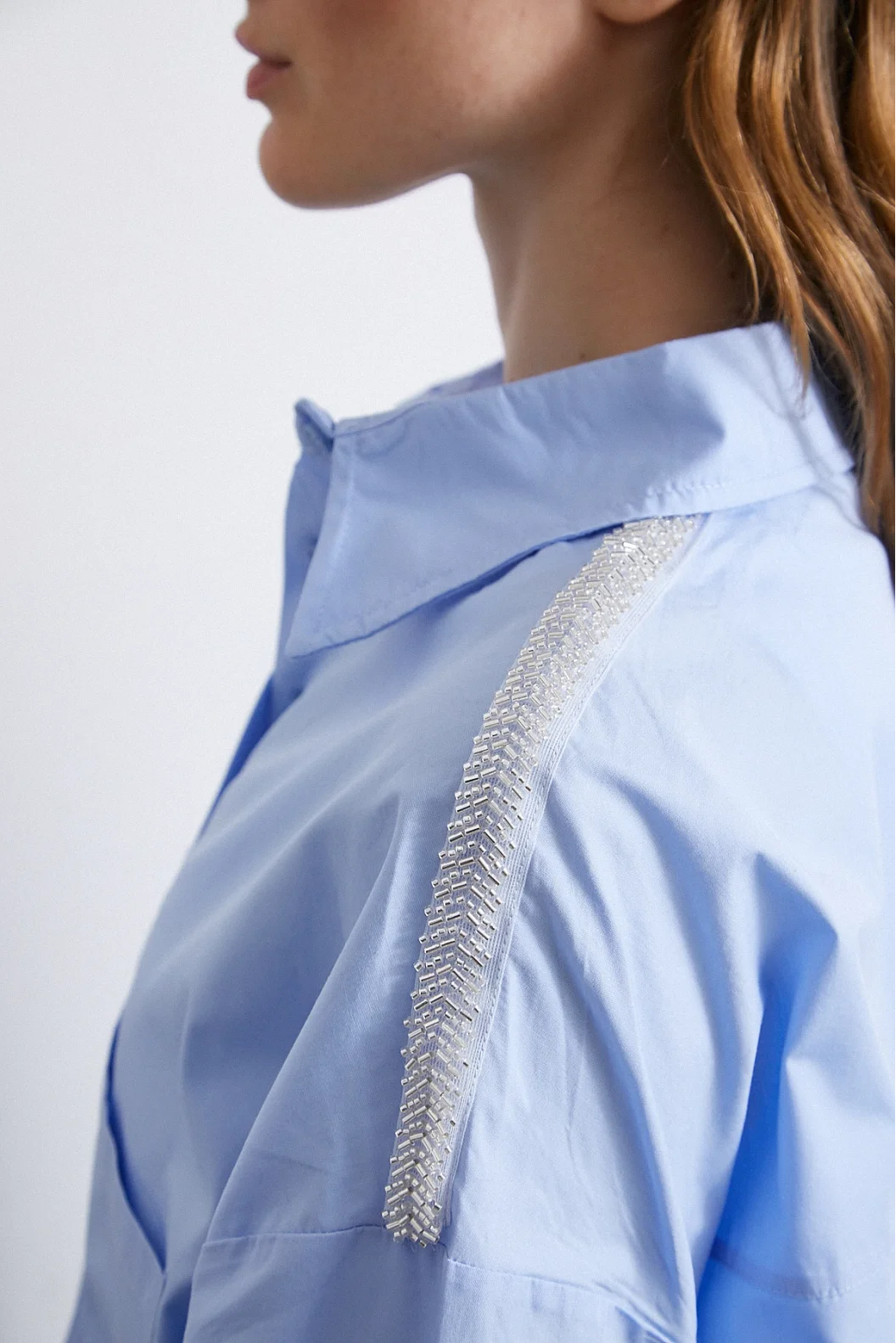Bluse mit übergroßem Design und Perlenverzierung auf der Schulter in Blau
