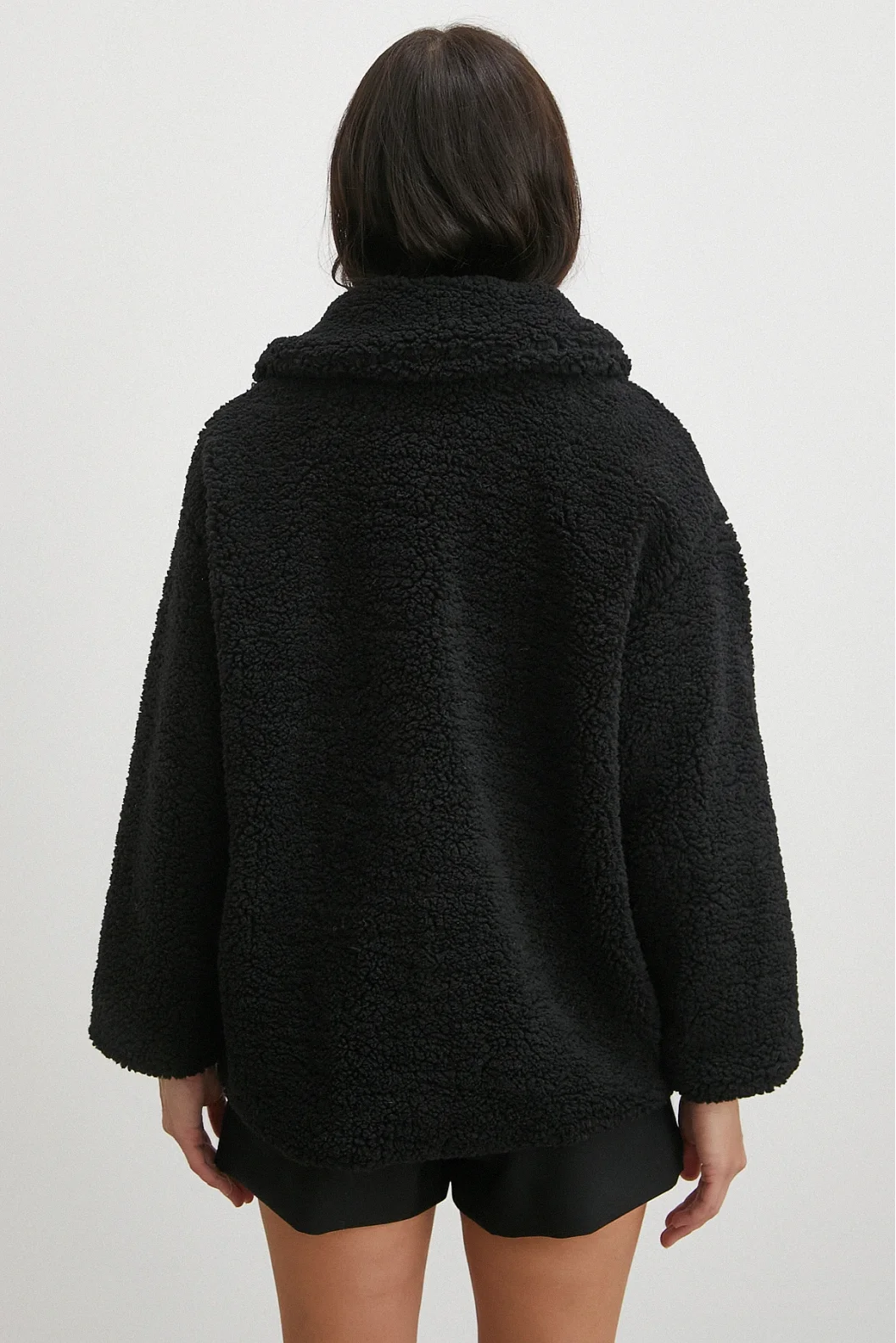 Yaka Detaylı Peluş Mont Siyah