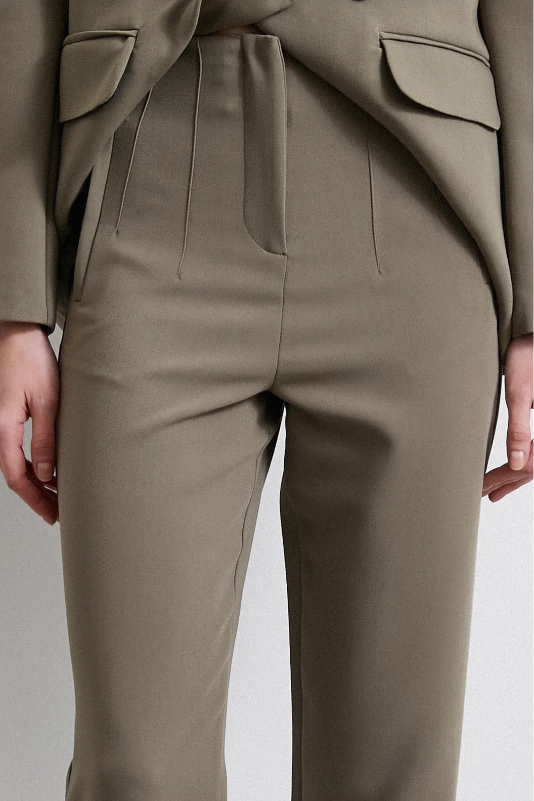 Vorne gebürstete Skinny-Stoffhose in Khaki