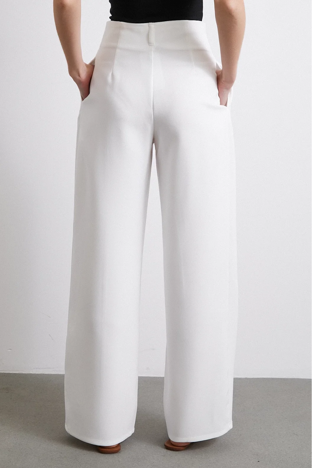 Detailreiche Wide Leg Hose Ecru