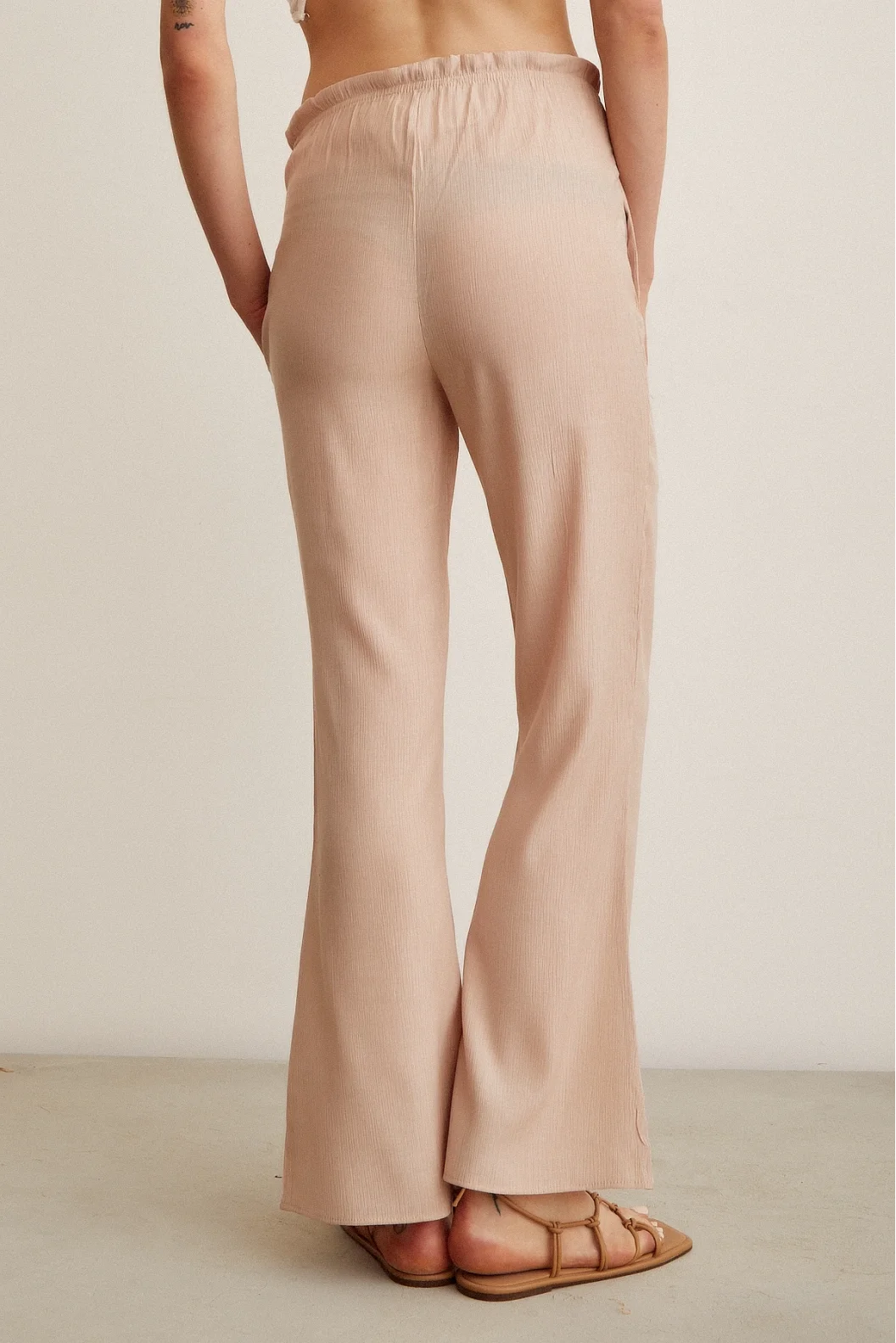 Hoch taillierte Hose mit elastischem Bund in Puderfarbe
