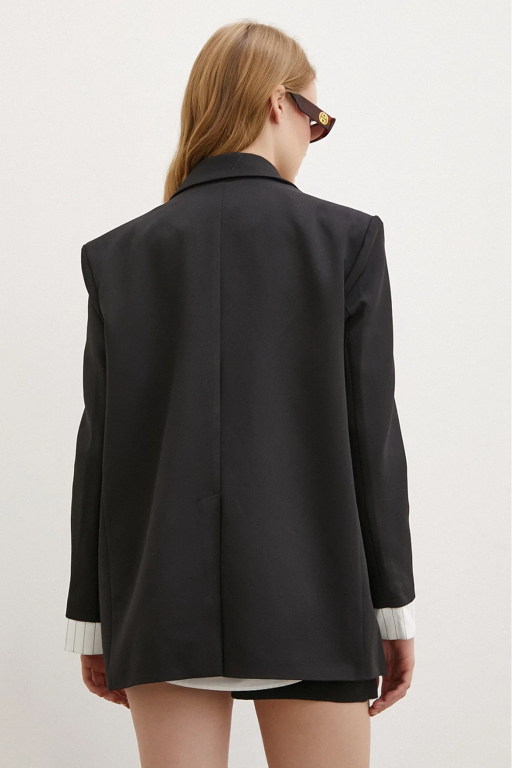 Linienbetonte Doppelknopf-Blazer mit Details in Weiß