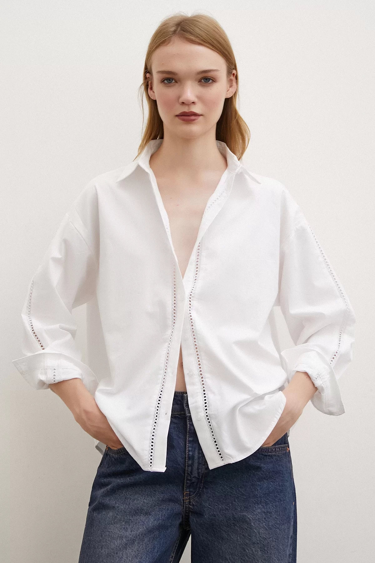 Weiße Bluse mit Spitzen-Details an Vorderseite und Ärmeln