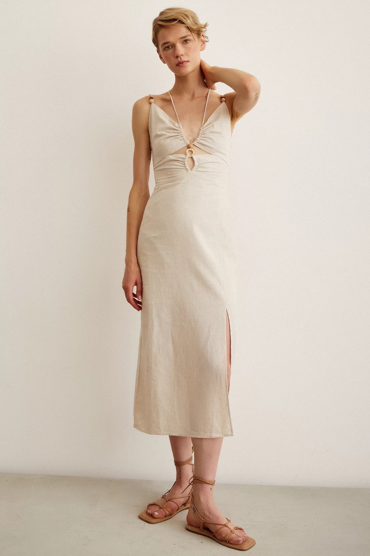 Kleid mit Perlenverzierung und Trägern in Creme