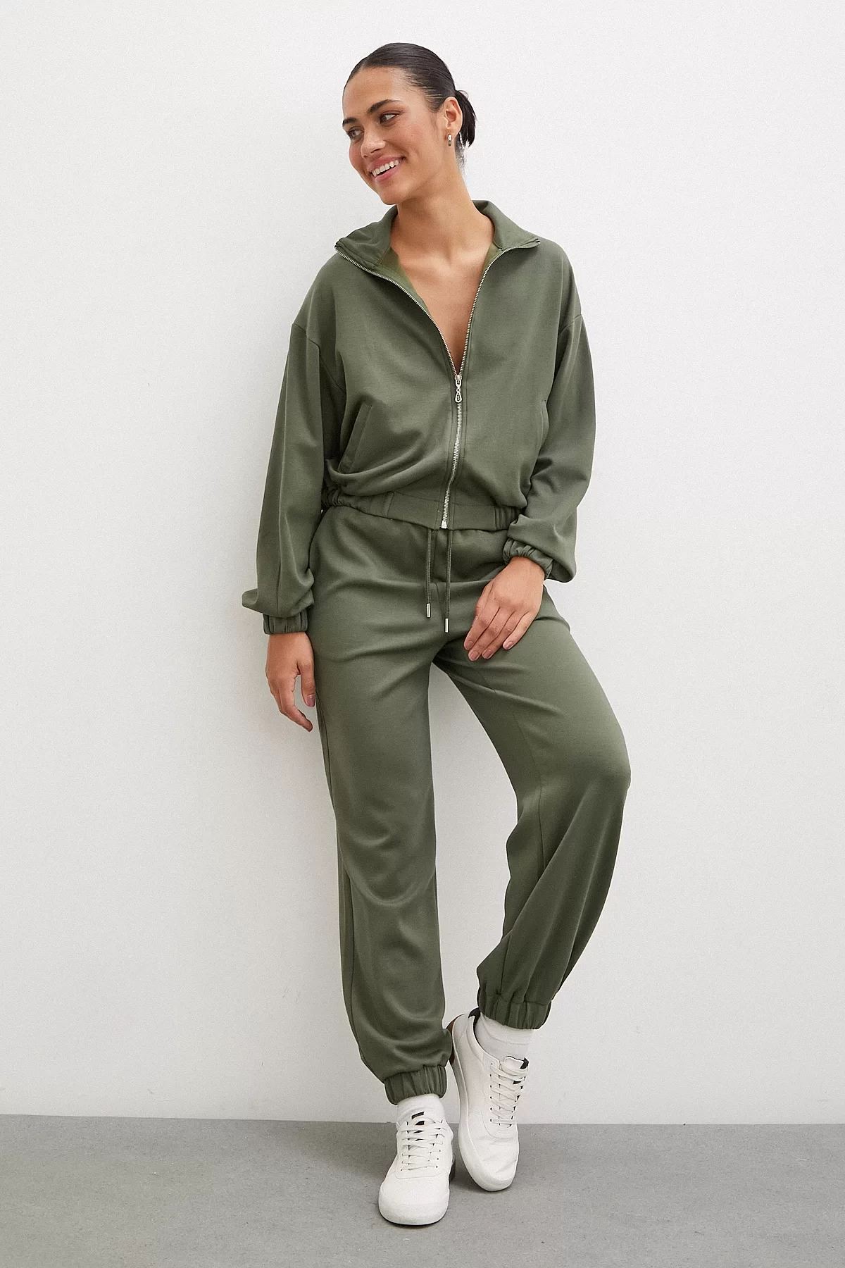 Elastic Pocketed Sweatpants Khaki