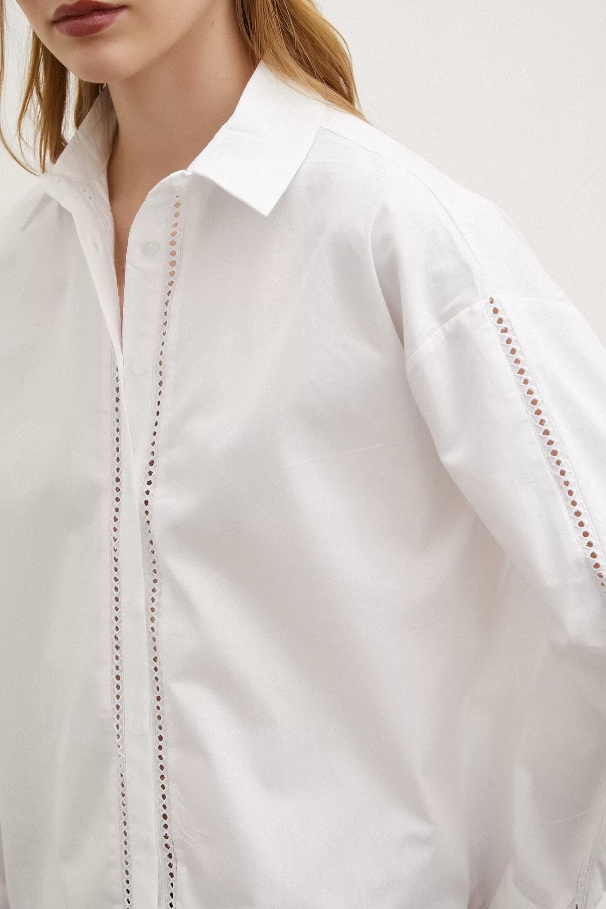 Weiße Bluse mit Spitzen-Details an Vorderseite und Ärmeln