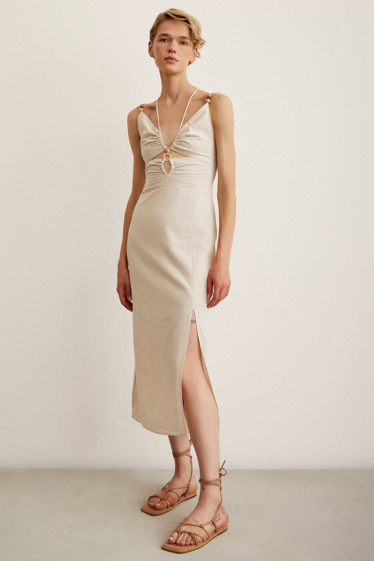 Kleid mit Perlenverzierung und Trägern in Creme