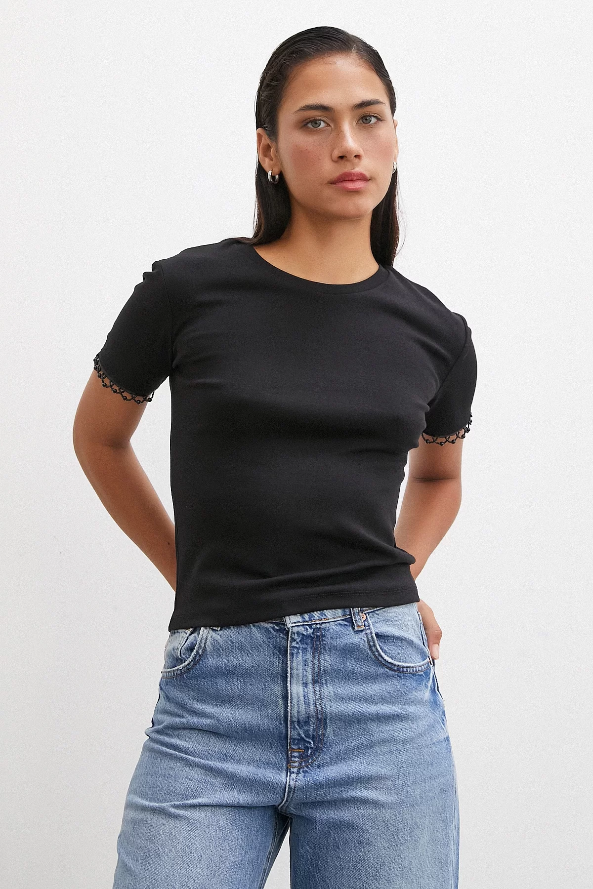 Perlenarmiges T-Shirt Schwarz