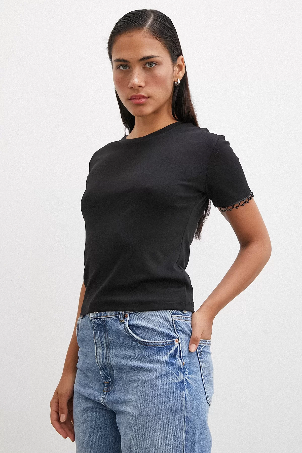 Perlenarmiges T-Shirt Schwarz