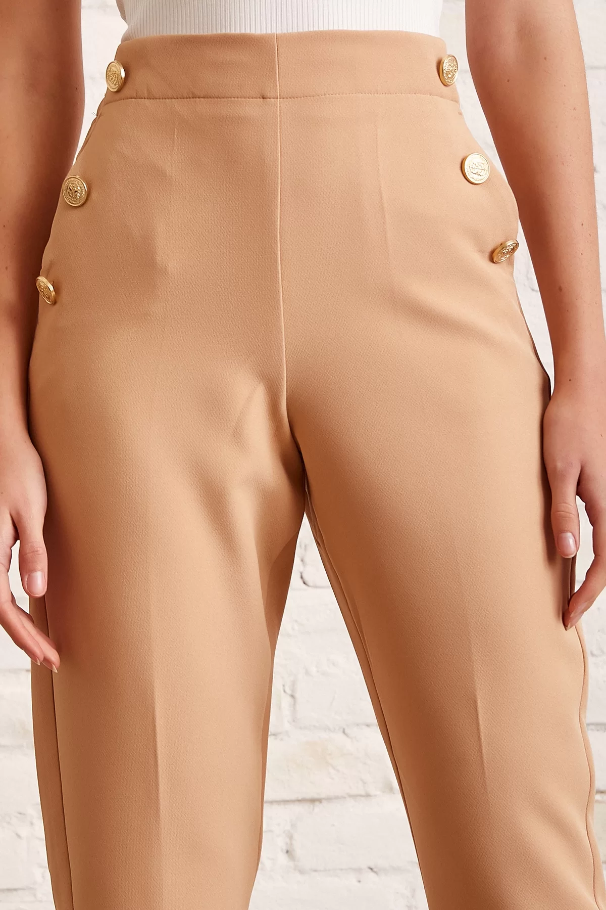 Knopf-Detail enge Passform Hose Beige