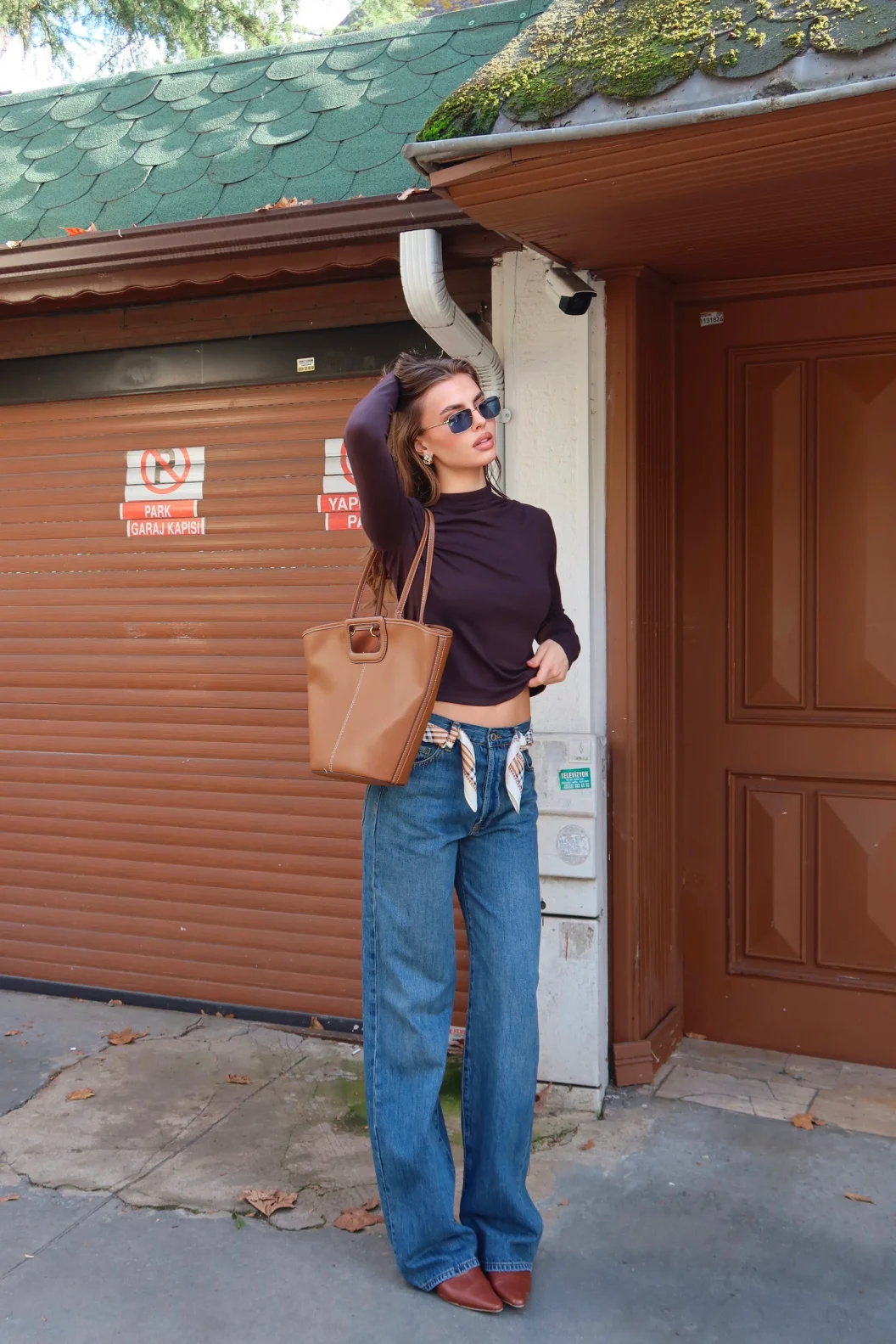 Omzu Pileli Boğazlı Bluz Kahve