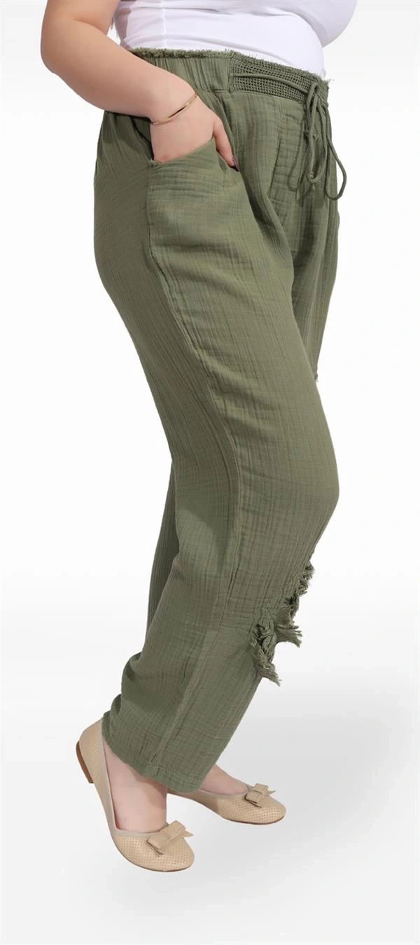 125001 Paçası Yırtmaçlı Püskül Detaylı Beli İpli Kadın Müslin Pantolon Haki