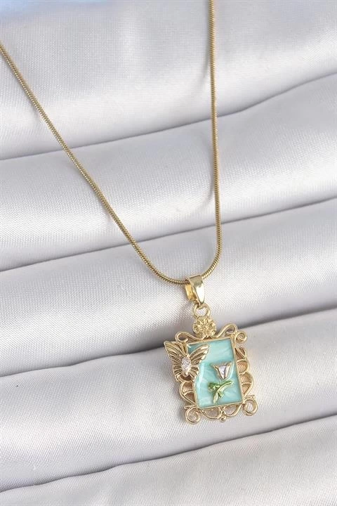 316L Çelik Gold Renk Zincir Mavi Mineli Çiçek İşlemeli Zirkon Taşlı Kelebek Detay Portre Model Kadın Kolye