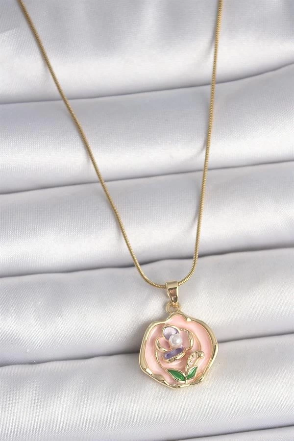 316L Çelik Gold Renk Zincir Pembe Renkli Çiçek İşlemeli İnci Detay Portre Model Kadın Kolye