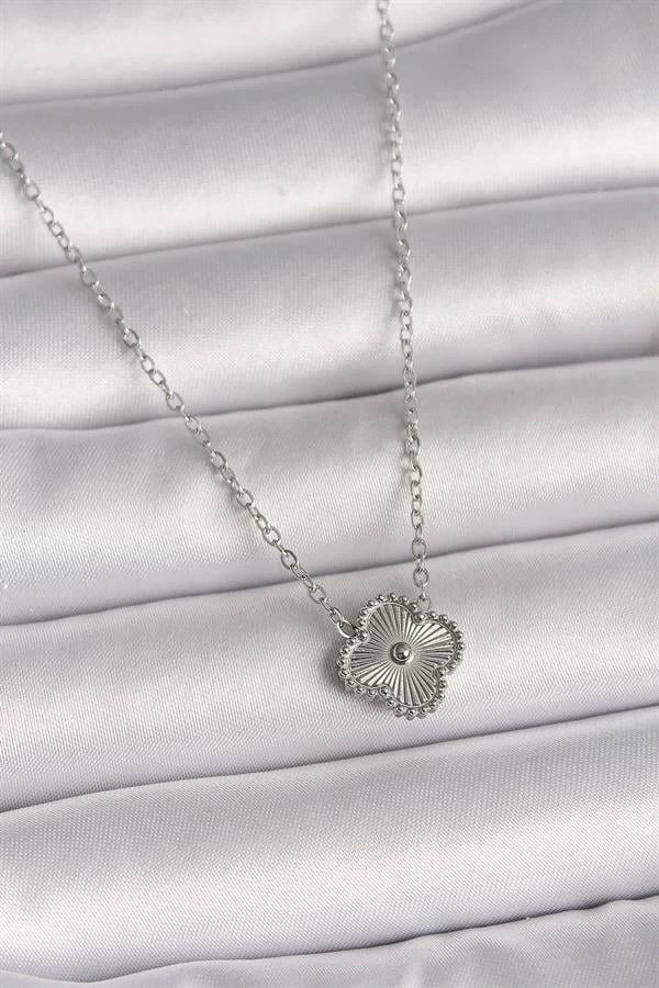 316L Çelik Gümüş Renk İşleme Detaylı Yonca Model Kadın Kolye