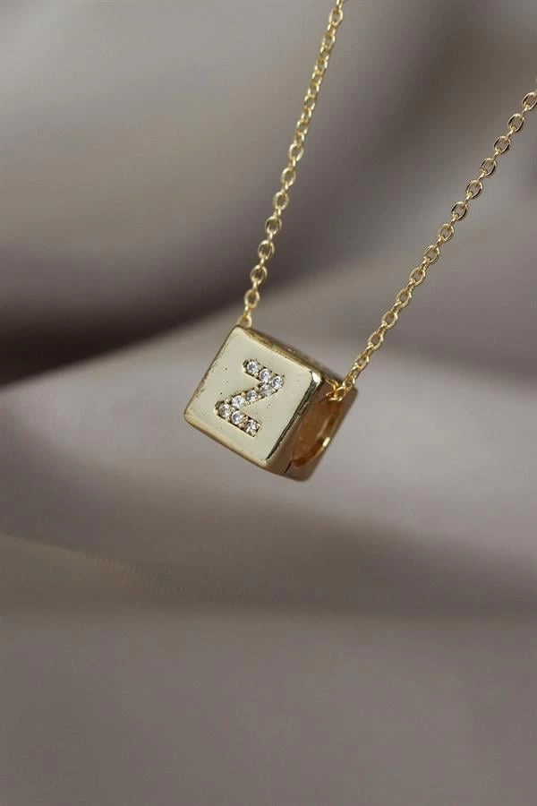 Gold Renkli Küp Model Zirkon Taşlı Z Harfli Kolye