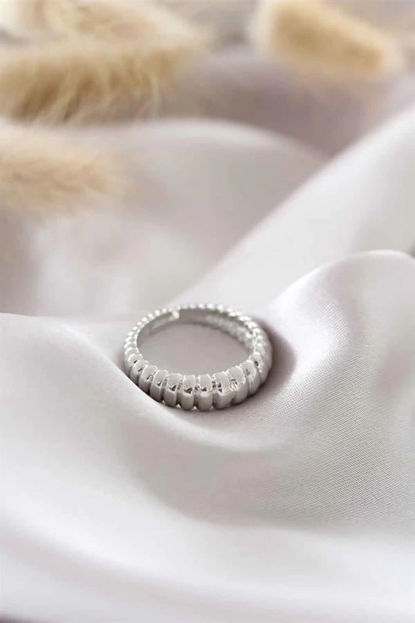 Gümüş Renk Ayarlamalı Burgu Kadın Yüzük