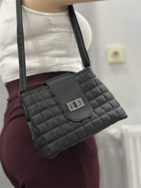 Kapaklı kapitone siyah cilt çanta