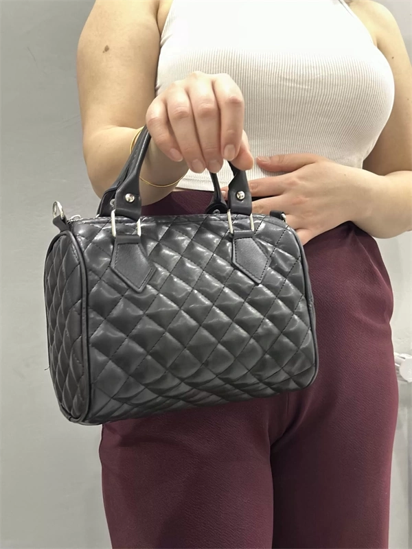 Kapaksız kapitone siyah cilt çanta