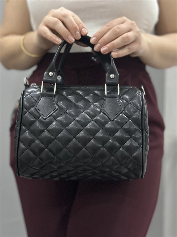 Kapaksız kapitone siyah cilt çanta