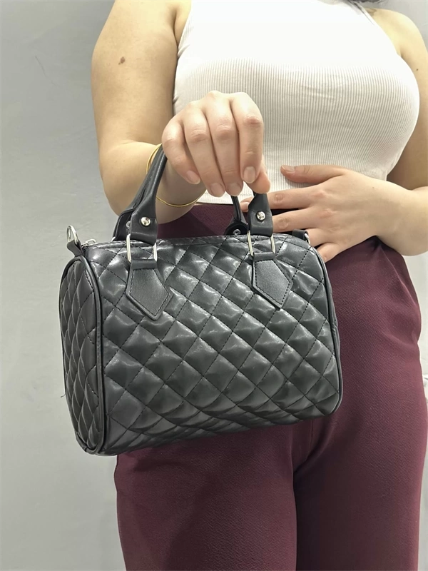 Kapaksız kapitone siyah cilt çanta