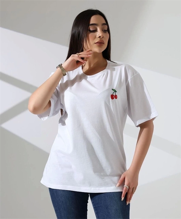 Kiraz işlemeli Kadın T-Shirt