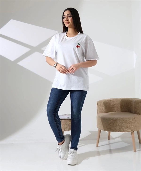 Kiraz işlemeli Kadın T-Shirt