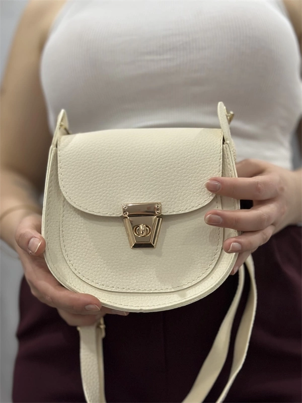 Klasik kapaklı bej cilt çanta