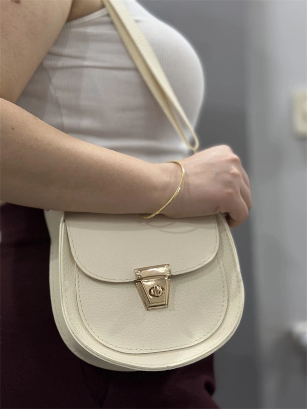 Klasik kapaklı bej cilt çanta